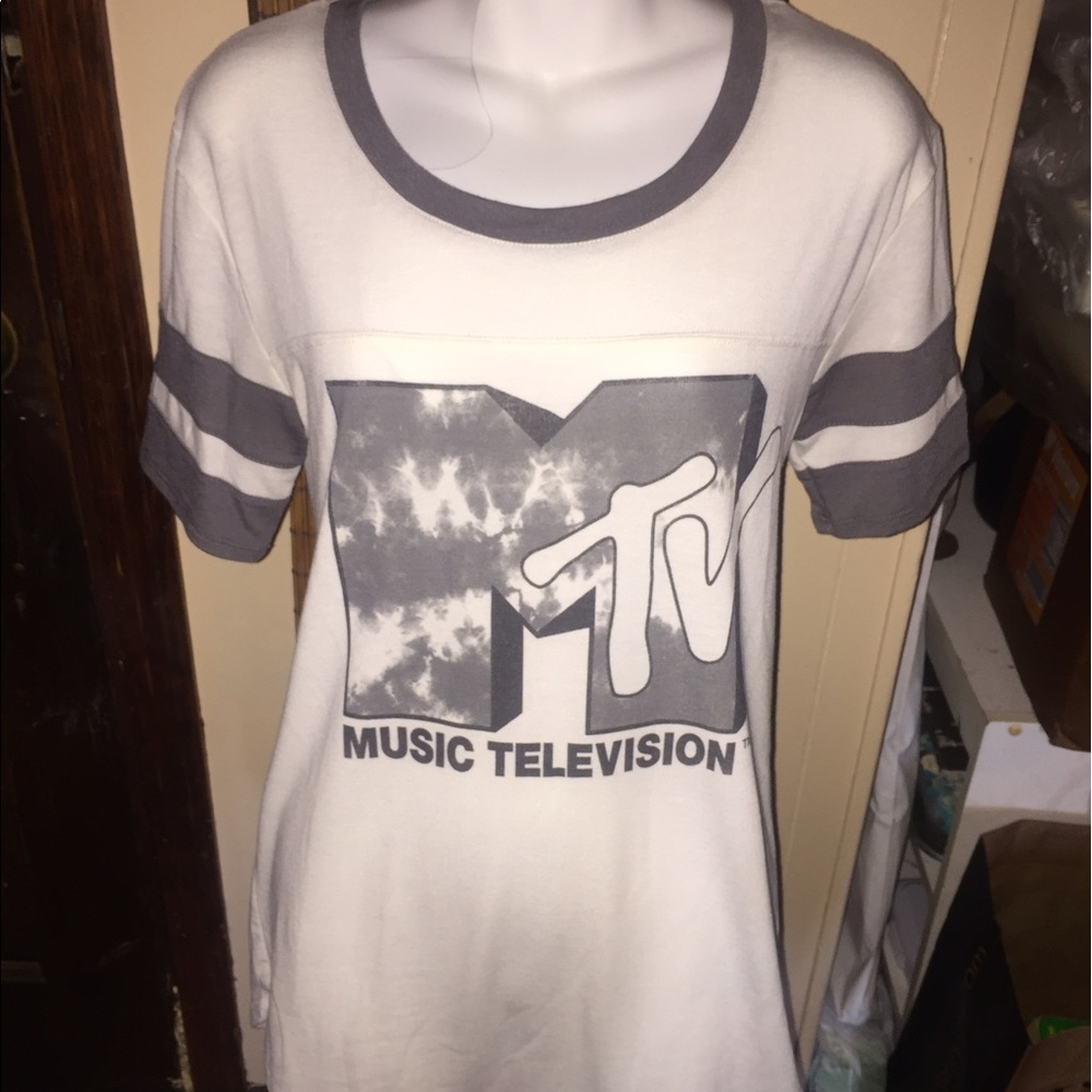 🌟 Bundle 2 for $12 wonderful MTV tee🖤
